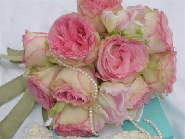 A single pink rose makes an elegant place setting, or a bunch packed tightly 