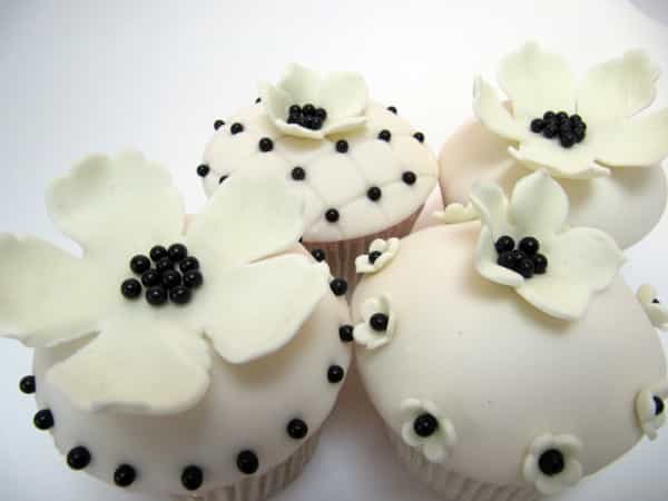 Black and white Fondant wedding cupcakes
