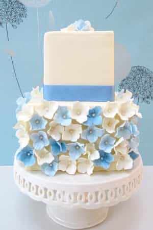  - Cream-and-blue-hydrangeas-wedding-cake