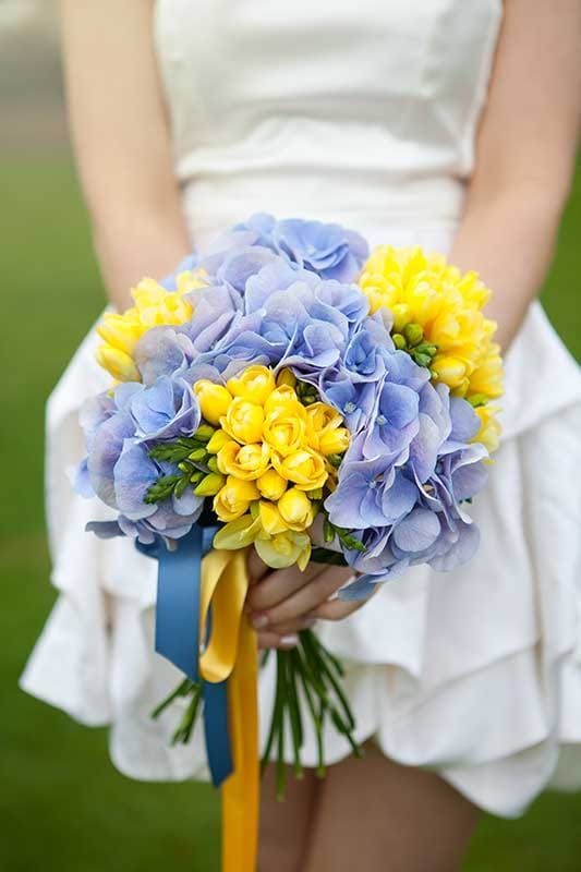 Summer bridal bouquet by BlueSkyFlowers.co.uk (Photo by Cecelina-Photography