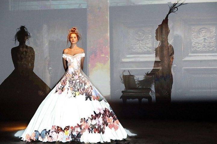 Bring your dress to life with a unique projection. And you can have as many designs as you like - no need to change dresses! Photo: My Modern Met