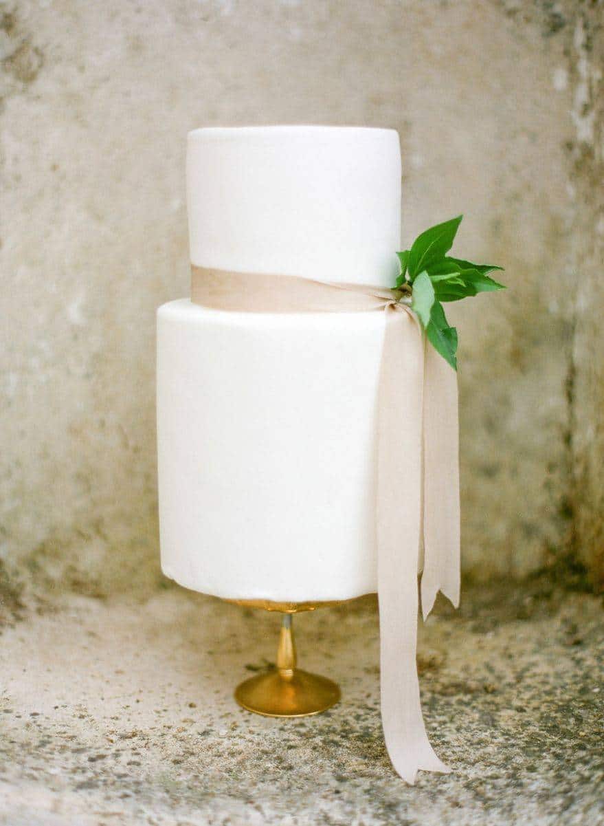  What a simply stunning cake! Just a sprig and a natural ribbon to set off the pure white lines. Photo: Silk & Willow