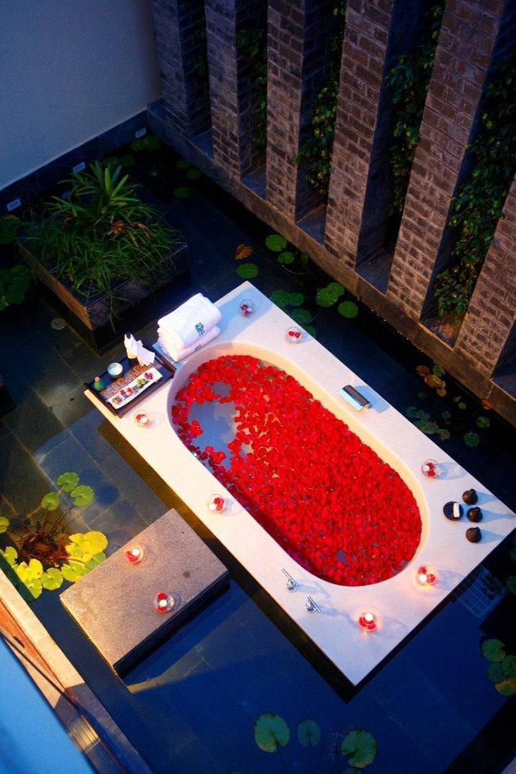Banyan Tree Sanya - Outdoor Bathtube