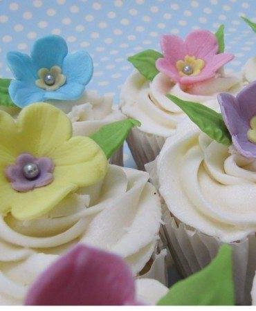 Exquisitely decorated wedding cupcakes