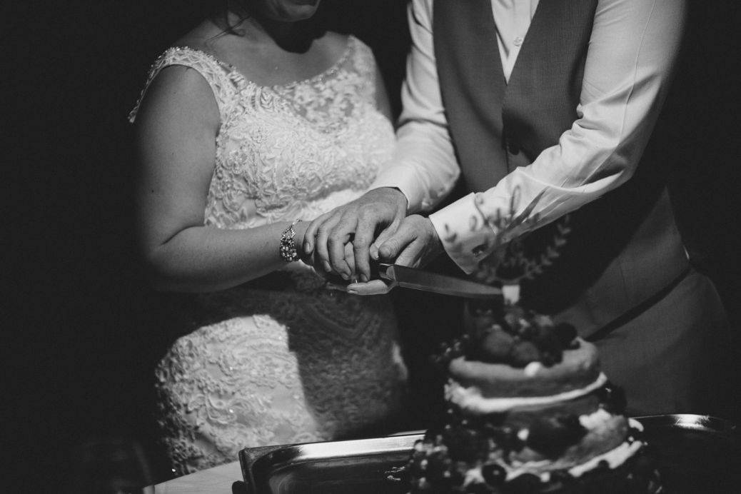 Villages & Vineyards – a Tuscan wedding Cutting the cake