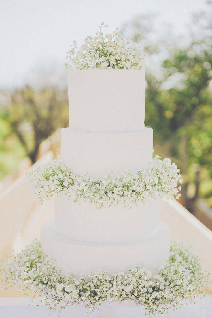 Sleek and stylish - a pure white cake
