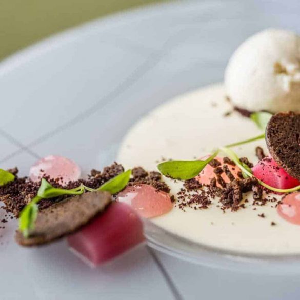 Creative ways to incorporate blush pink and succulents into your wedding