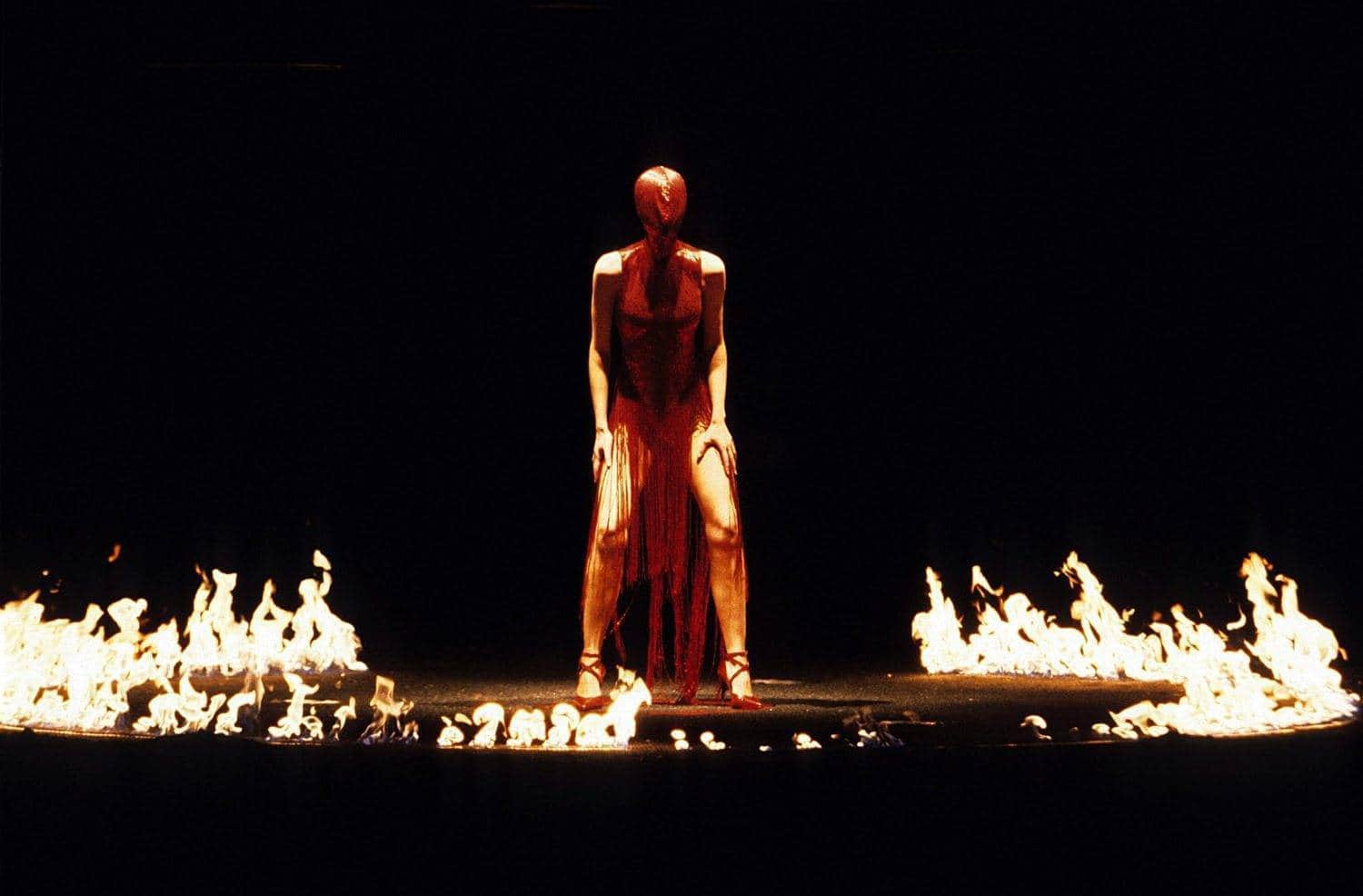 Alexander McQueen – fashion hooligan, savage beauty Alexander McQueen - fashion hooligan, savage beauty