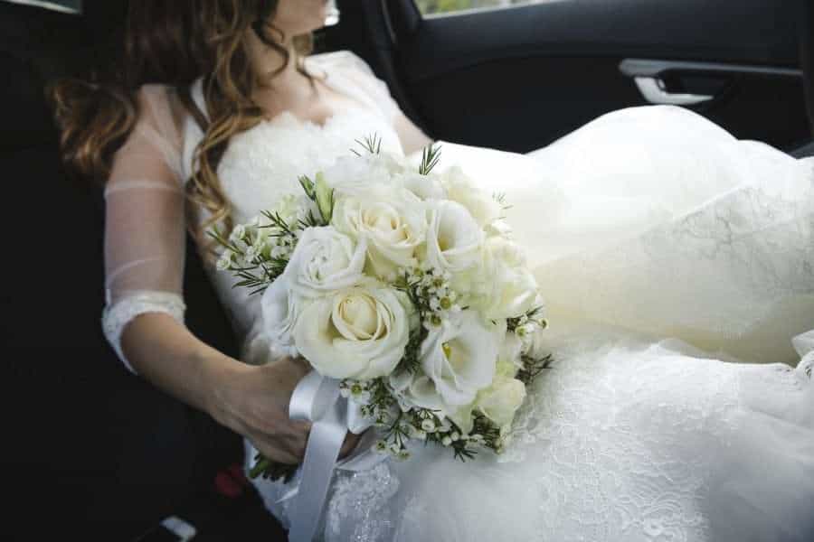 Outdoors Indoors wedding - Bride in wedding car