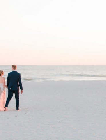 Real Wedding: Tropical colour on the beach