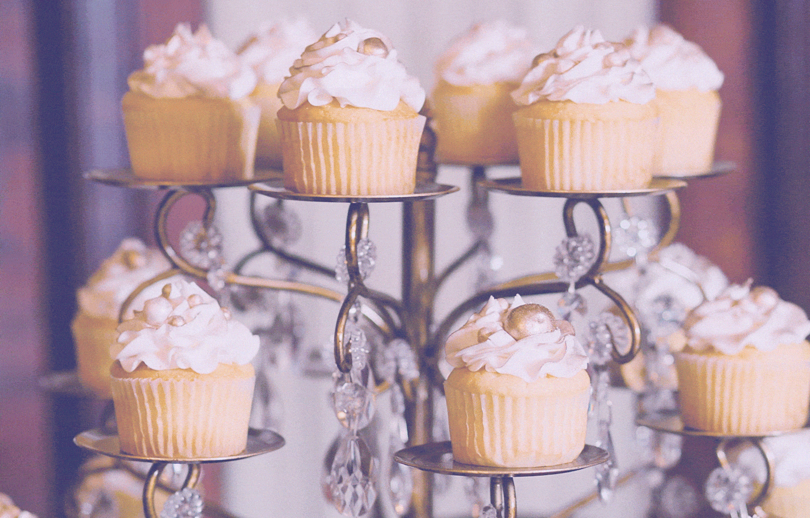 Five ways to add cupcakes to your wedding day