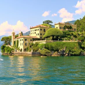 Picture of Villa del Balbianello from a boat in Lake Como