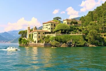 Picture of Villa del Balbianello from a boat in Lake Como