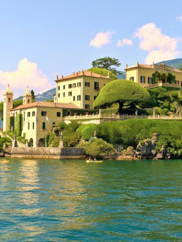 Picture of Villa del Balbianello from a boat in Lake Como