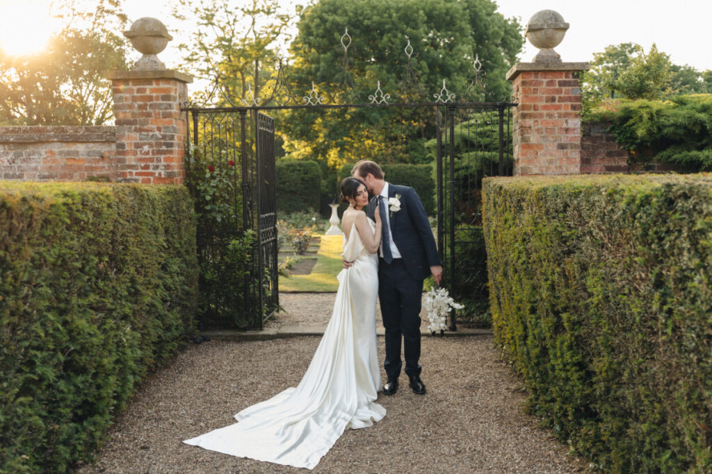 The Smart Bride’s Guide to a Beautiful Wedding. The Smart Bride’s Guide to a Beautiful Wedding