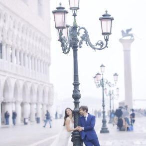 Bride and groom in Venice by streetlamp.