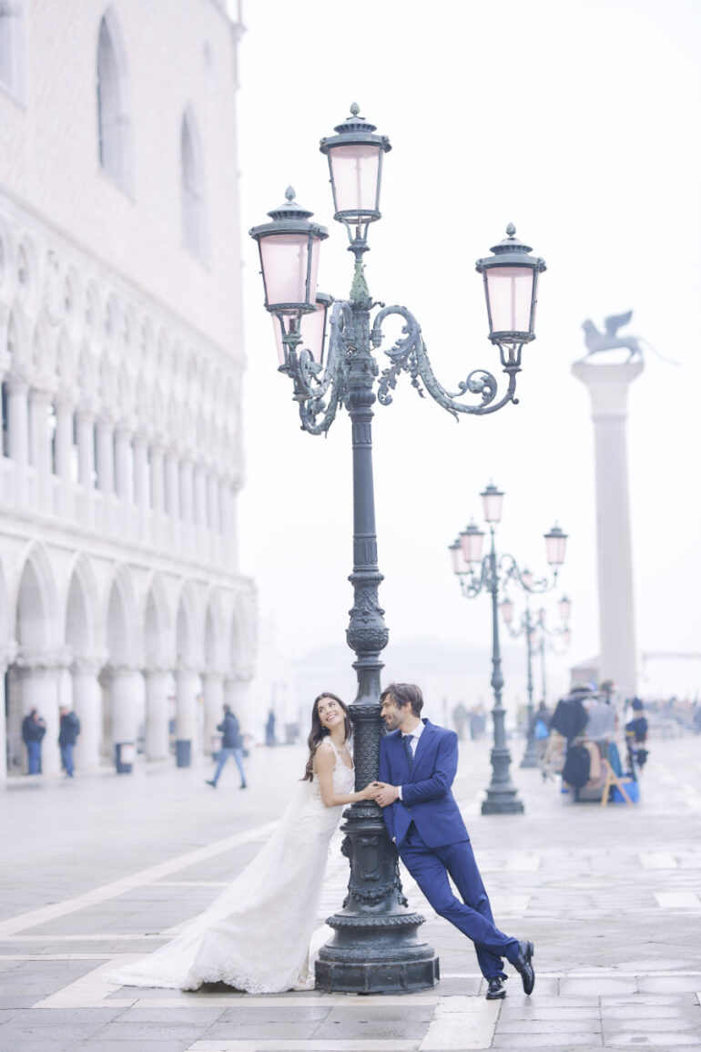 Bride and groom in Venice by streetlamp.
