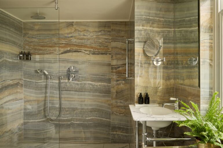 Twin Bathroom 2