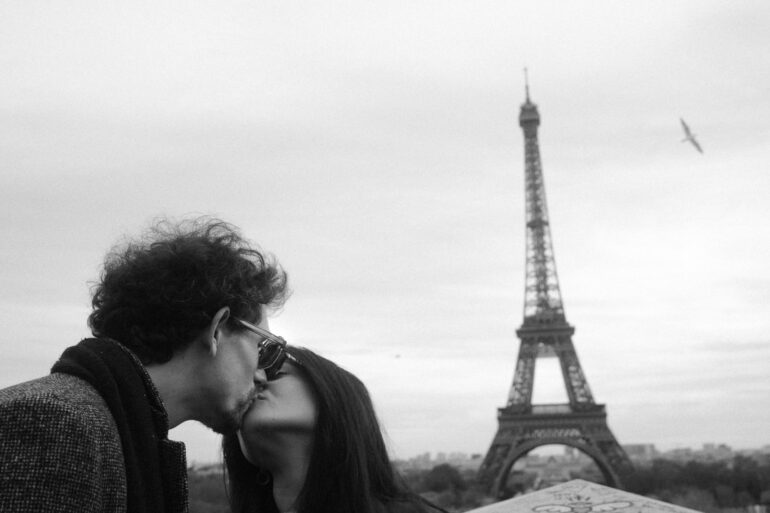 Paris, A Couple in Motion - Giuseppe Suma