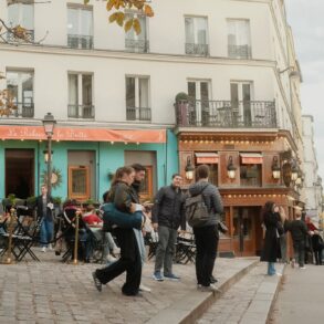 Paris, A Couple in Motion - Giuseppe Suma
