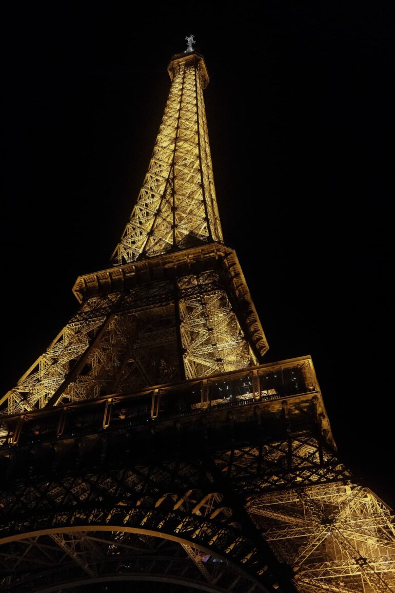 Paris, A Couple in Motion - Giuseppe Suma