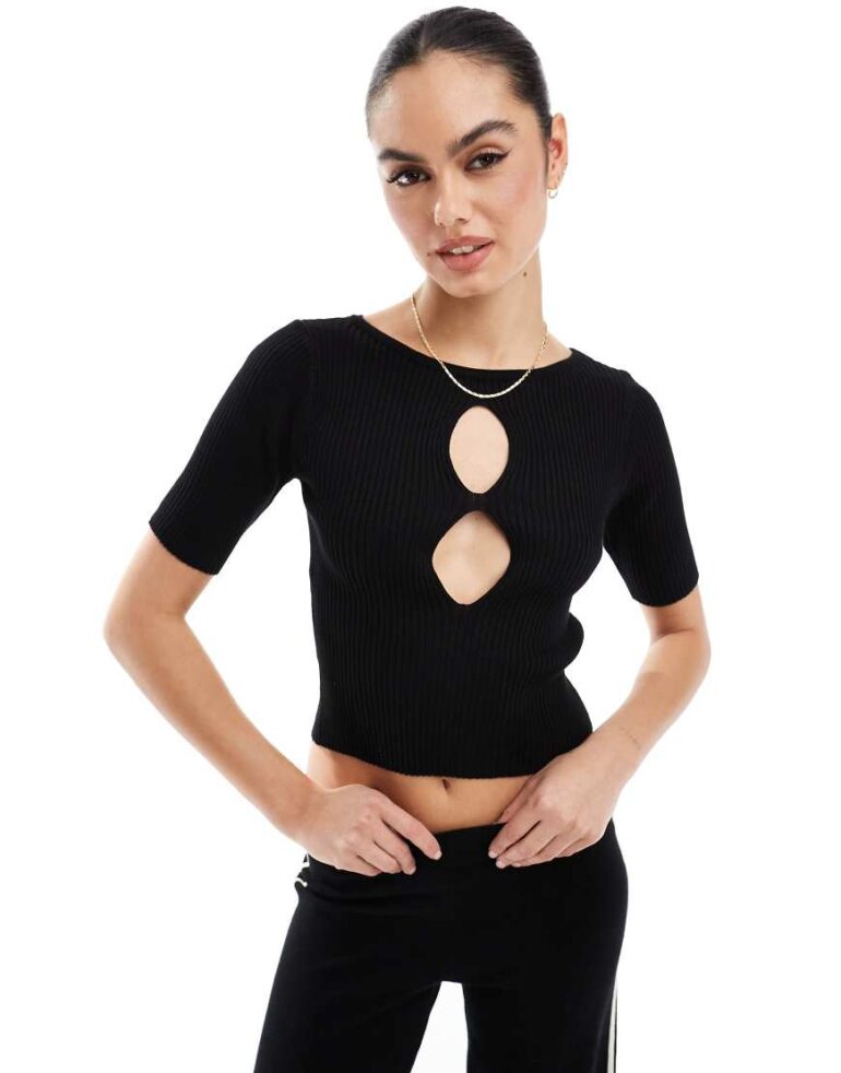 Agon Key hole crop top in black