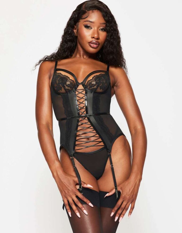 Ann Summers Hot blooded crotchless cami suspender set in black-Red