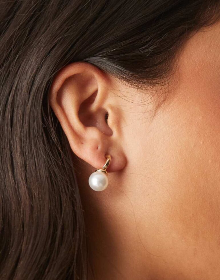 DesignB London pearl huggie hoop earrings in gold
