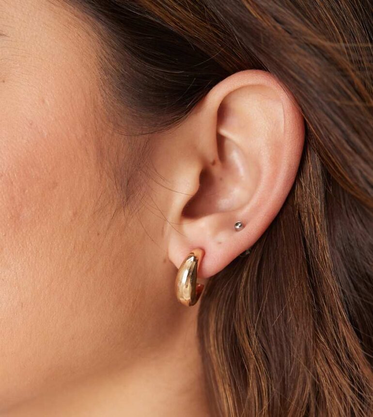 DesignB London small curved hoop earrings in gold