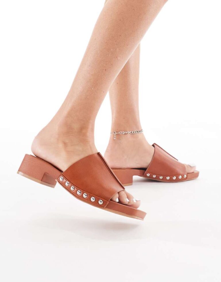 London Rebel heeled sandal with studded strap in tan faux suede-Brown