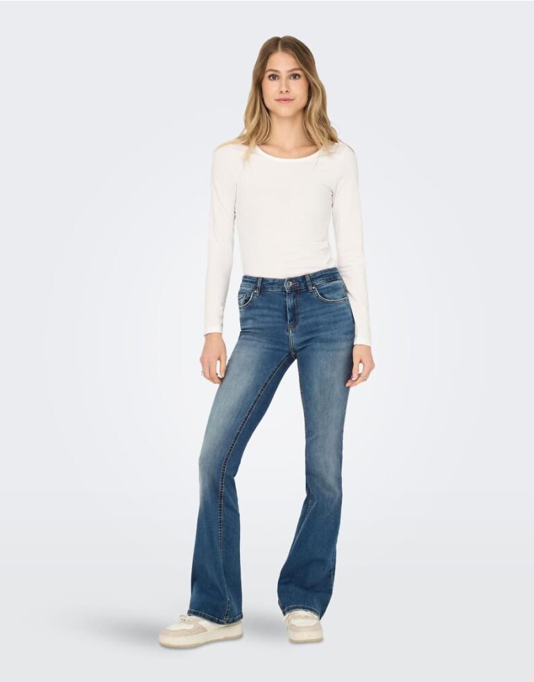 ONLY Flared fit jeans in medium blue denim