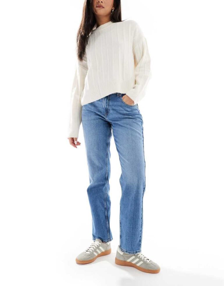 ONLY Lumi mid waist mom jeans in mid wash blue