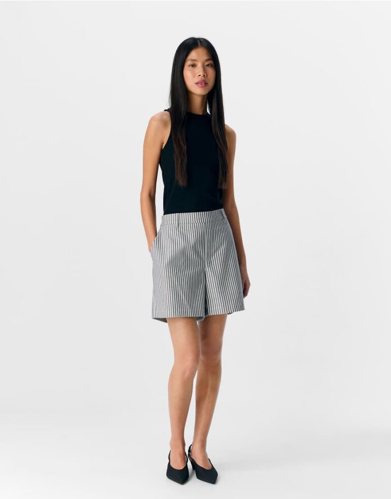 Object Shorts in cloud dancer-White