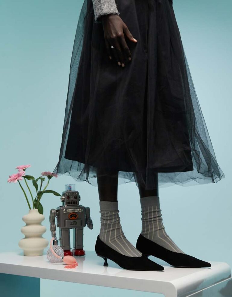 BIMBA Y LOLA pointed court kitten heel in black
