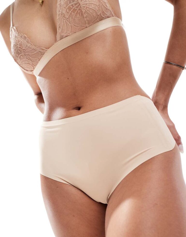 Bye Bra Low back highwaist shaping thong in beige-Neutral