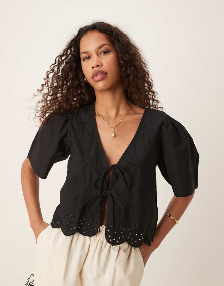 JDY tie front broidery cropped blouse in black