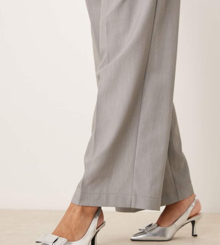 New Look Wide Fit slingback heeled shoe with bow in silver