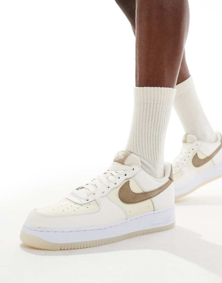 Nike Air Force 1 '07 trainers in cream and brown-White