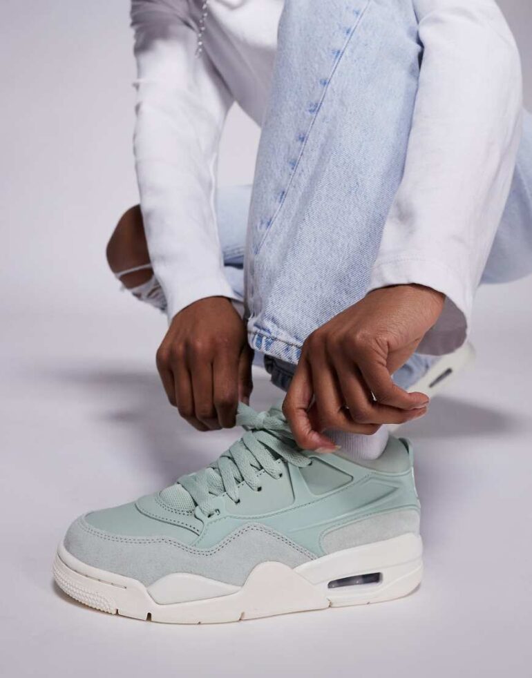 Nike Air Jordan 4 Retro trainers in green and cream-White