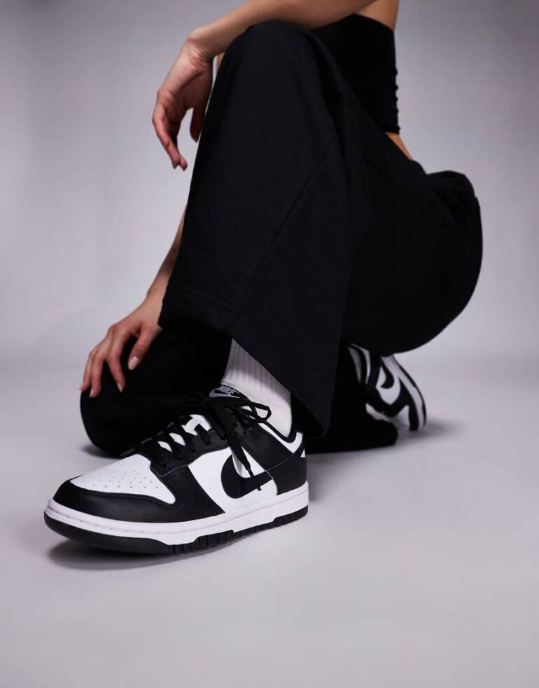Nike Dunk Low unisex trainers in white and black