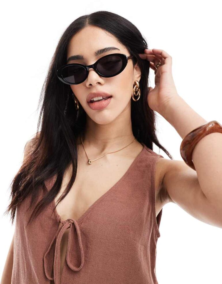 Pieces oval framed sunglasses with black tint lense in black