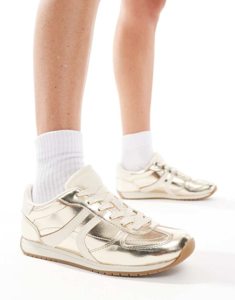 Stradivarius trainer in gold