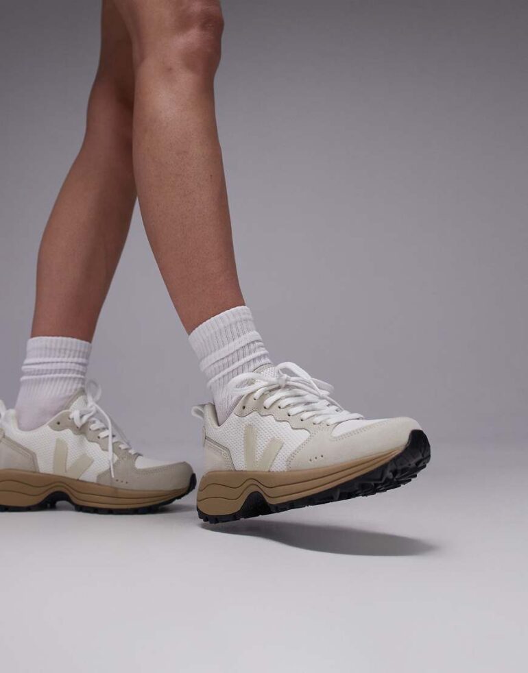 VEJA Venturi II trainer in beige with gum sole-Neutral