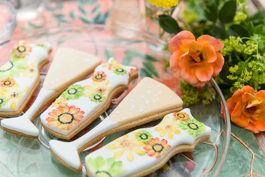 Champagne and floral dresses for a summer wedding handcrafted luxury biscuit favours Champagne and floral dresses for a summer wedding handcrafted luxury biscuit favours