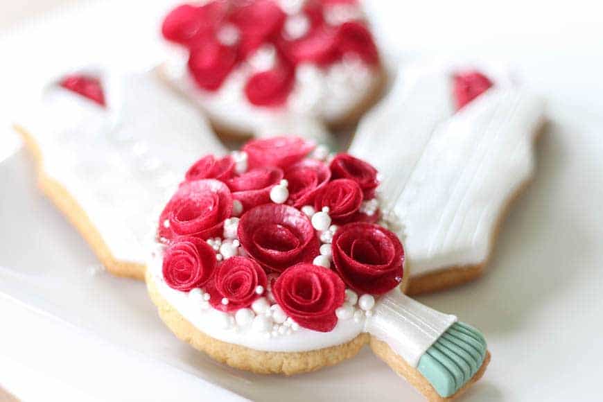 Red and white wedding posy and waistecoat cookie favours Red and white wedding posy and waistecoat cookie favours
