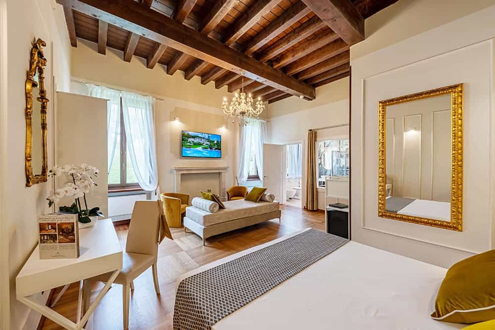 Add a Image to your rooms page side bar