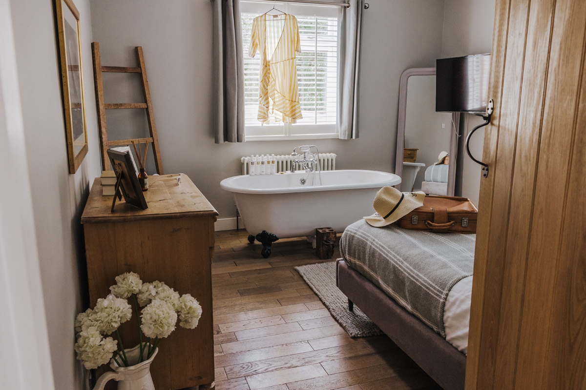 Add a Image to your rooms page side bar