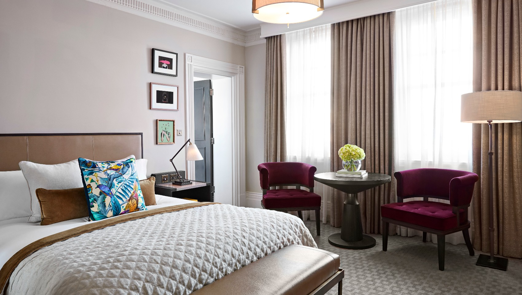Add a Image to your rooms page side bar