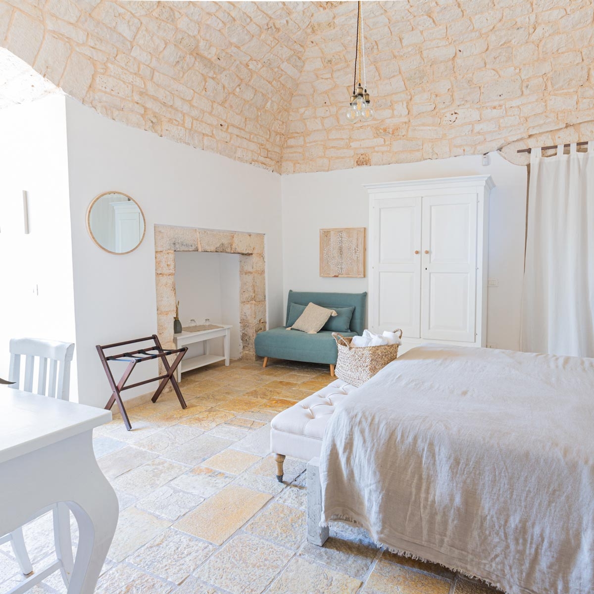 Add a Image to your rooms page side bar