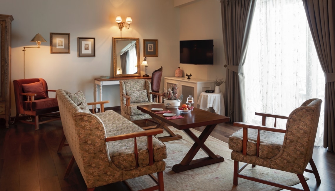 Add a Image to your rooms page side bar